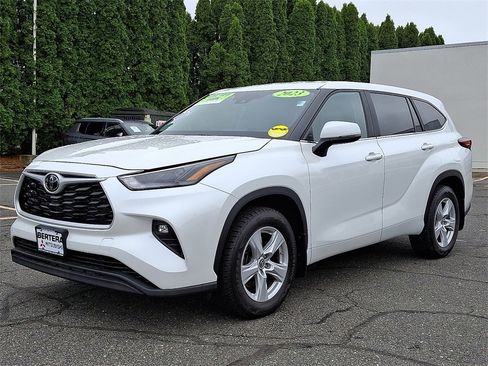 Used 2023 Toyota Highlander LE image 3
