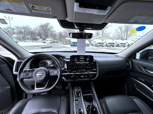 Used 2024 Nissan Pathfinder SL image 12