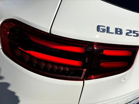 Used 2025 Mercedes-Benz GLB 250 4MATIC image 32