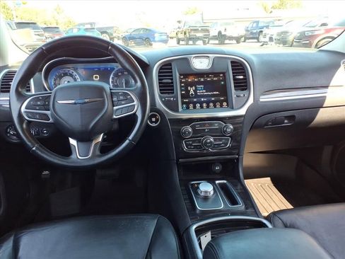 Used 2017 Chrysler 300 Limited image 19