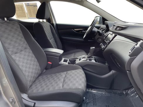 Used 2021 Nissan Rogue Sport SV image 2