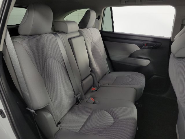 Used 2024 Toyota Highlander LE FWD image 17