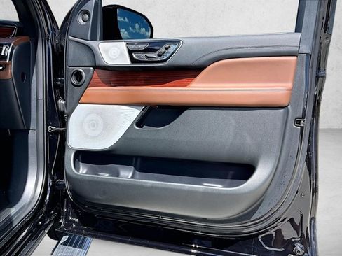 Used 2023 Lincoln Navigator Reserve image 19