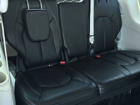 Used 2024 Chrysler Pacifica Touring-L FWD image 37