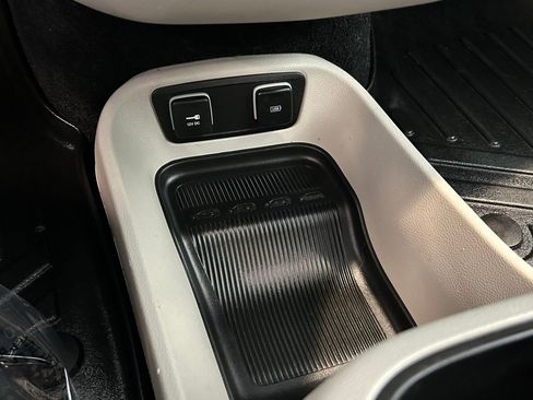 Used 2020 Chrysler Pacifica Touring-L Plus FWD image 23