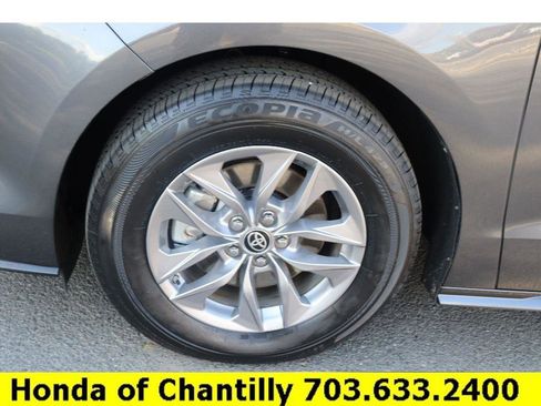 Used 2025 Toyota Sienna XLE AWD/4WD image 29
