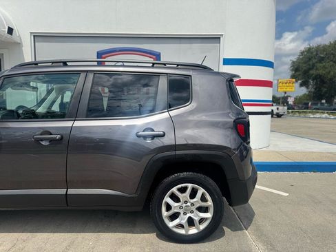 Used 2018 Jeep Renegade Latitude AWD/4WD image 24