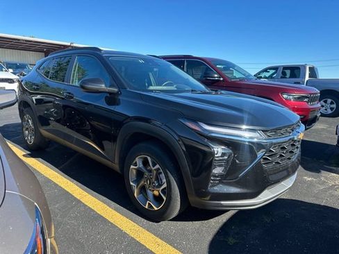 Used 2025 Chevrolet Trax LT w/ LT Convenience Package FWD image 7