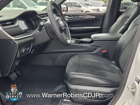 Used 2023 Jeep Grand Cherokee Altitude AWD/4WD image 5