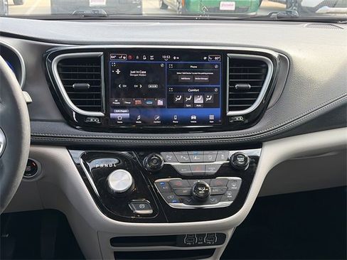 Used 2024 Chrysler Pacifica Touring-L image 13