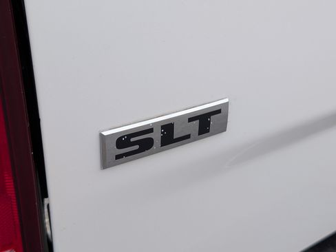 Used 2022 RAM 1500 Classic SLT RWD image 10
