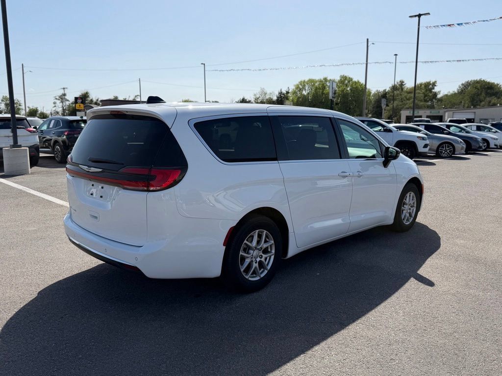 Used 2025 Chrysler Pacifica Select FWD image 3