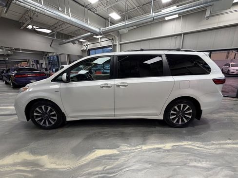 Used 2019 Toyota Sienna XLE image 38