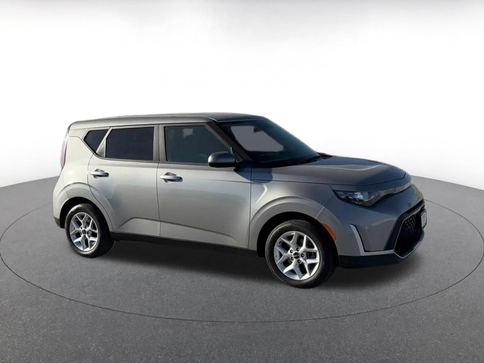 Used 2025 Kia Soul LX w/ LX Technology Package FWD image 2