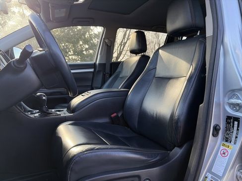 Used 2016 Toyota Highlander XLE image 18