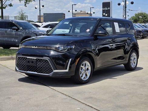 Used 2025 Kia Soul LX w/ LX Technology Package FWD image 2