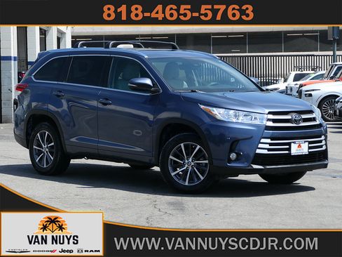 Used 2018 Toyota Highlander XLE FWD image 1