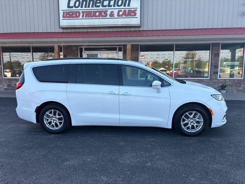 Used 2022 Chrysler Pacifica Touring-L FWD image 3