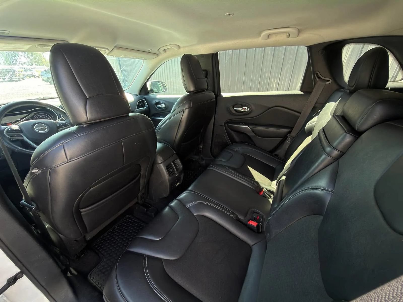 Used 2019 Jeep Cherokee Latitude Plus w/ Comfort/Convenience Group FWD image 17