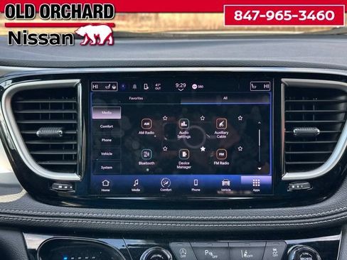 Used 2024 Chrysler Pacifica Touring FWD image 15