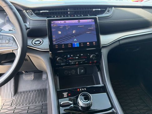 Certified 2025 Jeep Grand Cherokee L Limited w/ Luxury Tech Group II AWD/4WD image 18
