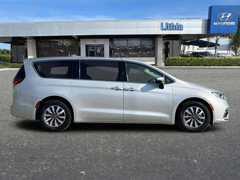 Used 2023 Chrysler Pacifica Touring-L image 9