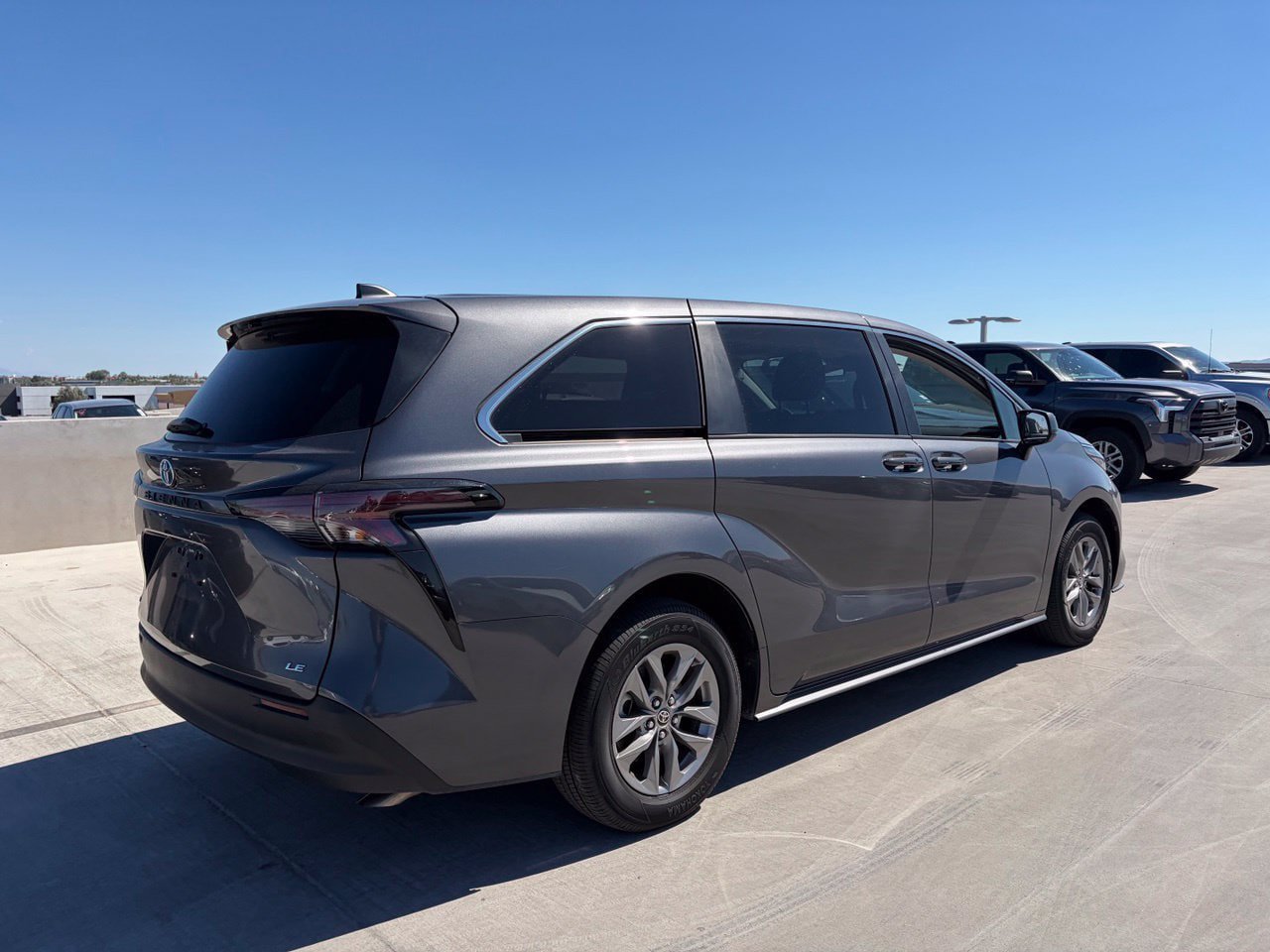 Used 2025 Toyota Sienna LE FWD image 2