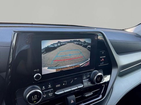 Used 2023 Toyota Highlander LE FWD image 14