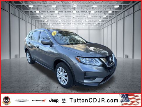 Used 2017 Nissan Rogue S image 1