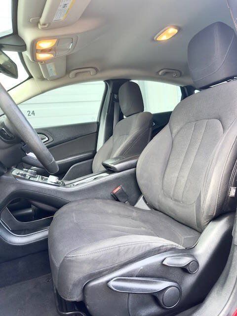 Used 2015 Chrysler 200 Limited FWD image 9