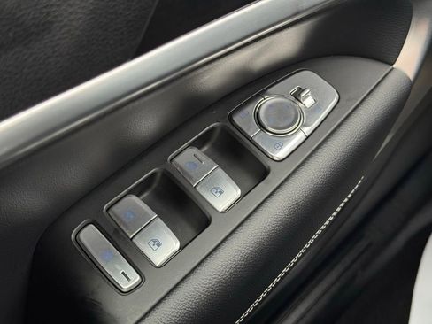 Used 2025 Genesis G70 2.5T image 31