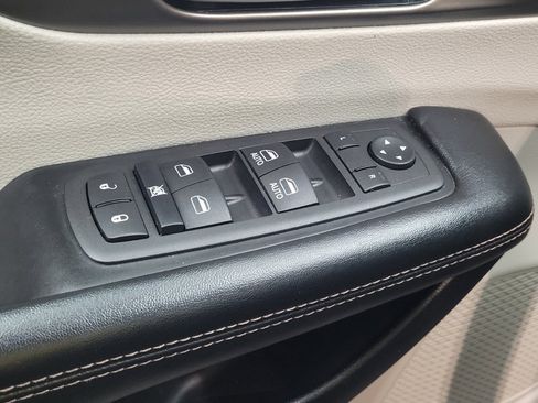 Used 2018 Chrysler Pacifica Touring-L FWD image 27