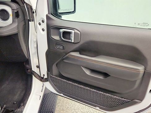 Used 2025 Jeep Wrangler Unlimited Sahara image 26