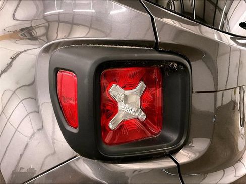 Used 2018 Jeep Renegade Latitude w/ UConnect 8.4 Nav Group AWD/4WD image 28
