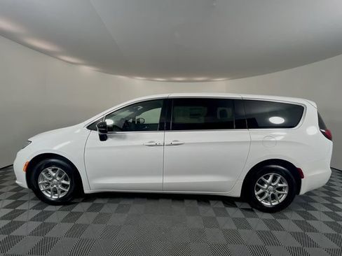 New 2026 Chrysler Pacifica Select image 5