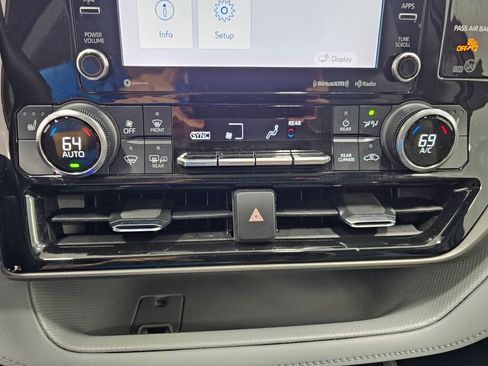 Used 2022 Toyota Highlander XLE AWD/4WD image 25