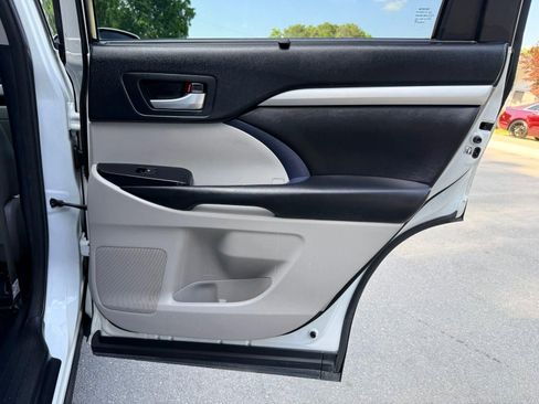 Used 2018 Toyota Highlander XLE FWD image 29