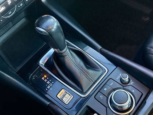 Used 2018 MAZDA MAZDA3 Touring FWD image 17