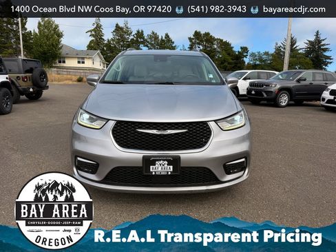 Used 2021 Chrysler Pacifica Touring-L FWD image 2