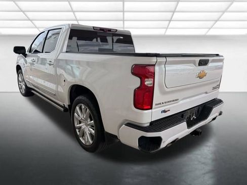 Used 2022 Chevrolet Silverado 1500 High Country w/ High Country Premium Package AWD/4WD image 3