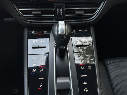 Certified 2023 Porsche Macan image 13