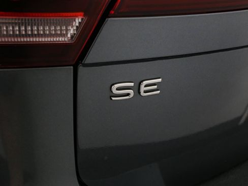 Used 2022 Volkswagen Tiguan SE AWD/4WD image 11