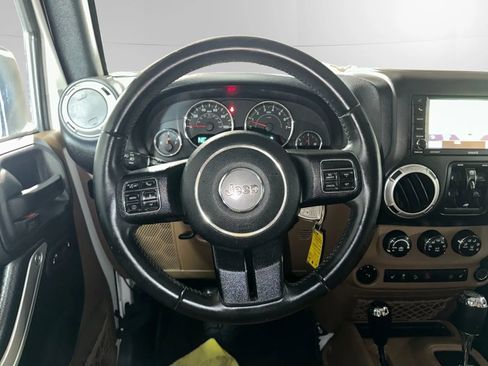 Used 2016 Jeep Wrangler Unlimited Rubicon w/ Connectivity Group AWD/4WD image 18