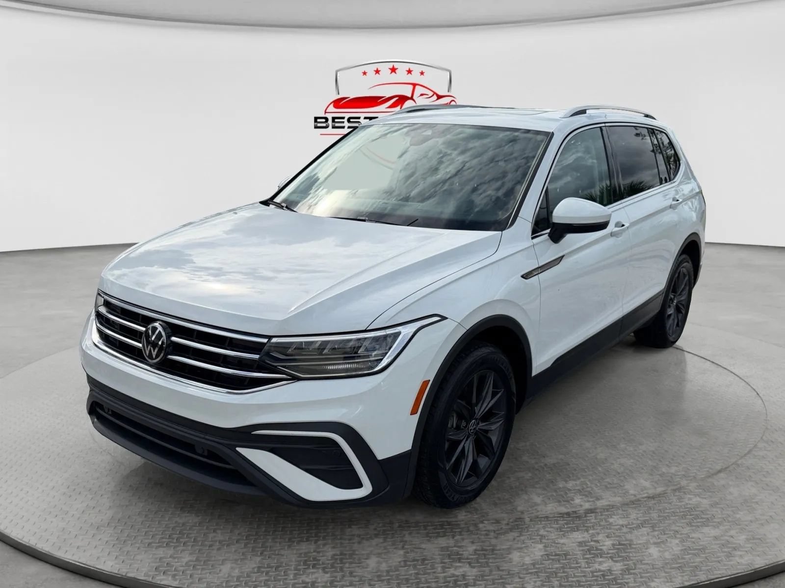 Used 2022 Volkswagen Tiguan SE FWD image 1