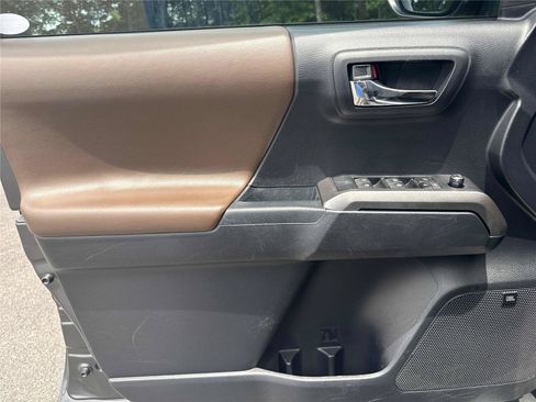 Used 2018 Toyota Tacoma Limited RWD image 10