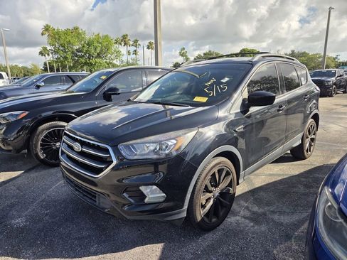 Used 2018 Ford Escape SE w/ SE Sport Appearance Package FWD image 3