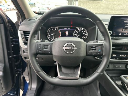 Used 2025 Nissan Rogue SV image 28