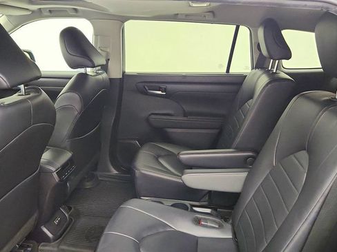 Used 2024 Toyota Highlander XLE AWD/4WD image 21