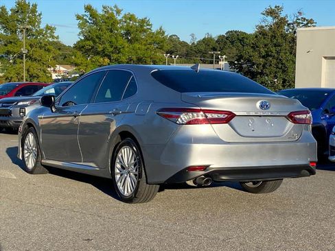 Used 2020 Toyota Camry XLE image 3