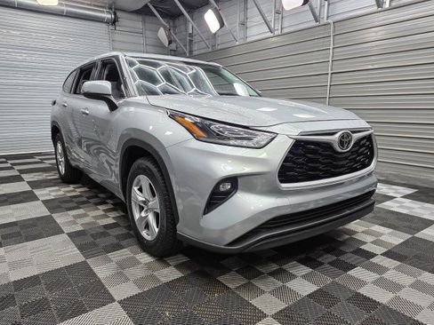 Used 2021 Toyota Highlander LE FWD image 4